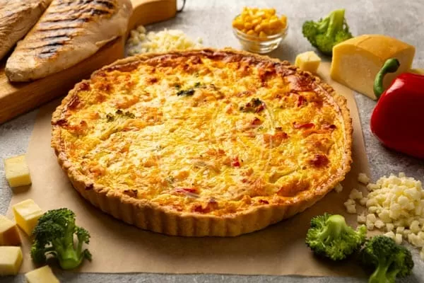 Пиріг кіш з куркою, копченим сиром і овочами